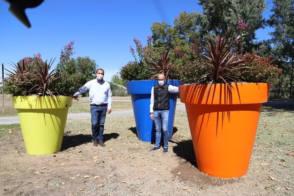 El alcalde, David Mingo, y el concejal de Comercio, Juan Carlos Bueno, junto a las nuevas jardineras gigantes - Lydia González