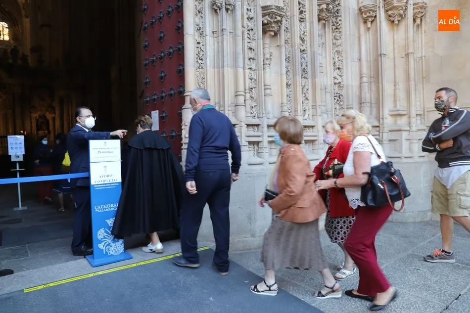 Foto 8 - Vecinos se quedan a la puerta de la Catedral ante la restricci&oacute;n de aforo en la misa de la Patrona
