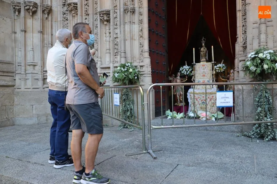 Foto 9 - Vecinos se quedan a la puerta de la Catedral ante la restricci&oacute;n de aforo en la misa de la Patrona