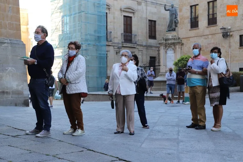 Foto 5 - Vecinos se quedan a la puerta de la Catedral ante la restricci&oacute;n de aforo en la misa de la Patrona