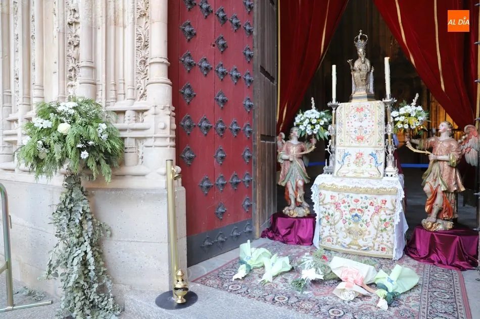 Foto 7 - Vecinos se quedan a la puerta de la Catedral ante la restricci&oacute;n de aforo en la misa de la Patrona