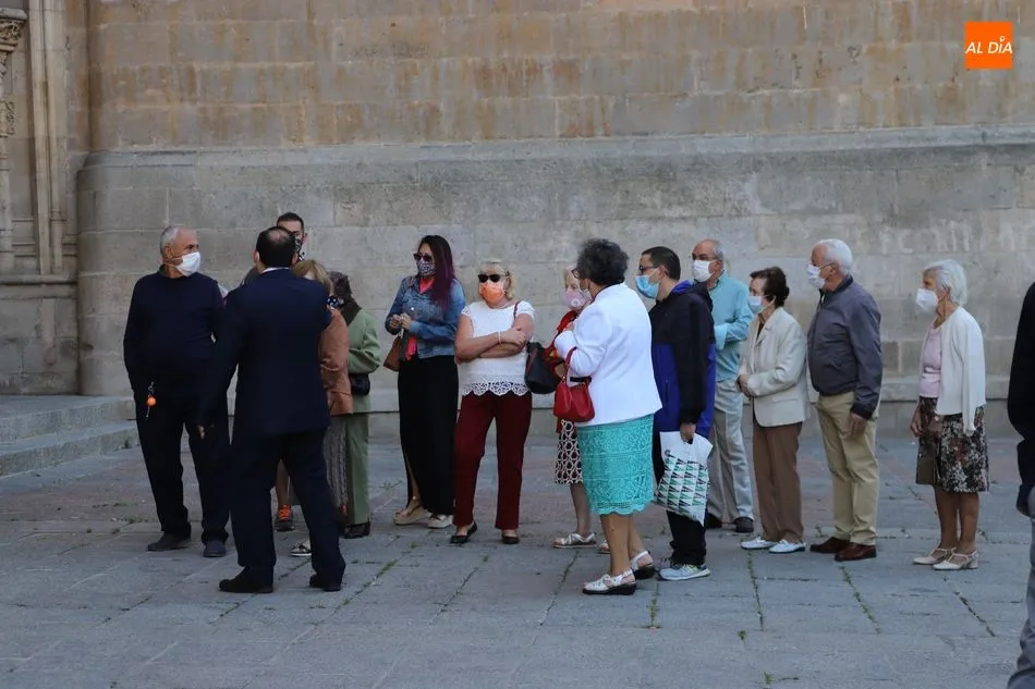 Foto 4 - Vecinos se quedan a la puerta de la Catedral ante la restricci&oacute;n de aforo en la misa de la Patrona