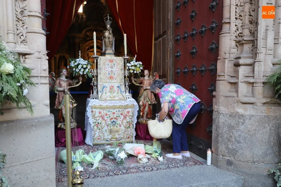 Foto 6 - Vecinos se quedan a la puerta de la Catedral ante la restricci&oacute;n de aforo en la misa de la Patrona