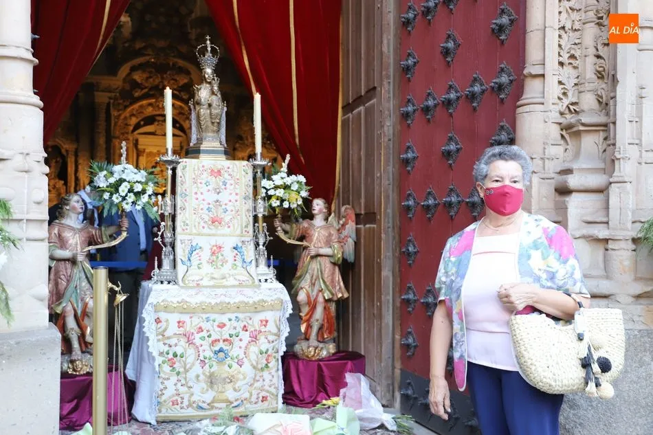 Foto 2 - Vecinos se quedan a la puerta de la Catedral ante la restricci&oacute;n de aforo en la misa de la Patrona