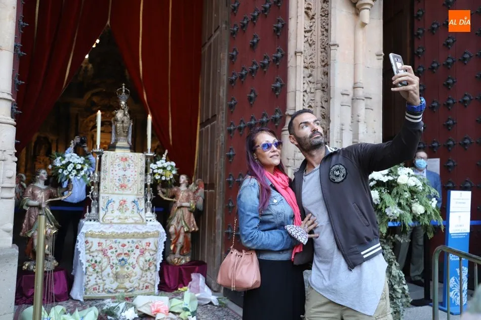 Foto 11 - Vecinos se quedan a la puerta de la Catedral ante la restricci&oacute;n de aforo en la misa de la Patrona