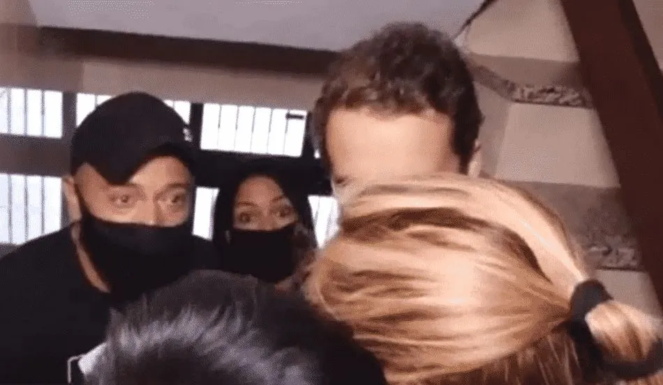 Imagen de familiares tratando de negociar con los okupas - Telemadrid