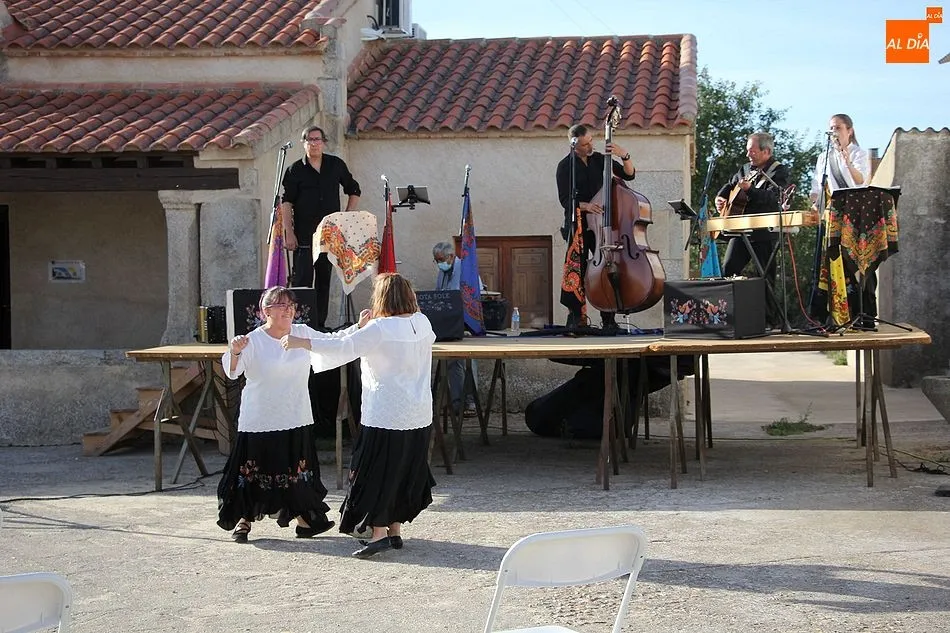 Foto 3 - Malajota Folk pone la nota tradicional al d&iacute;a de la Virgen de los Reyes  