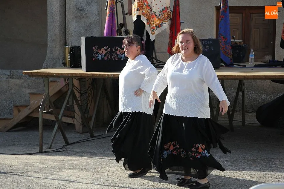Foto 2 - Malajota Folk pone la nota tradicional al d&iacute;a de la Virgen de los Reyes  