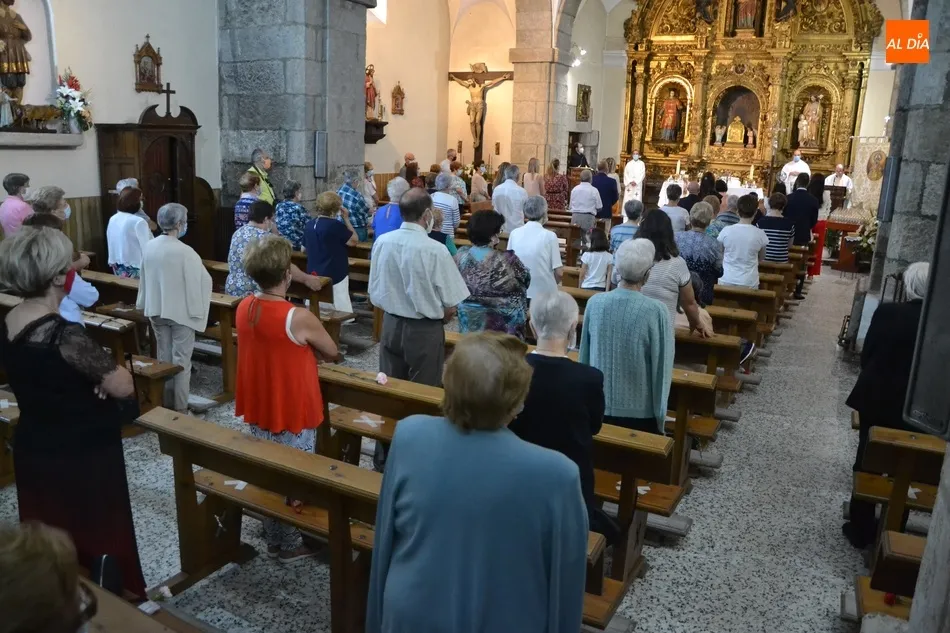Foto 8 - Lleno en la cita solemne en honor a la Virgen de la Pe&ntilde;a, con la procesi&oacute;n sustituida por un...