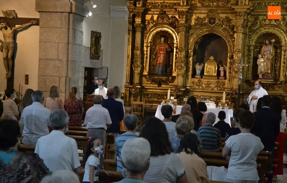 Foto 4 - Lleno en la cita solemne en honor a la Virgen de la Pe&ntilde;a, con la procesi&oacute;n sustituida por un...