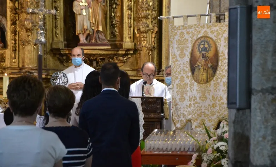 Foto 7 - Lleno en la cita solemne en honor a la Virgen de la Pe&ntilde;a, con la procesi&oacute;n sustituida por un...