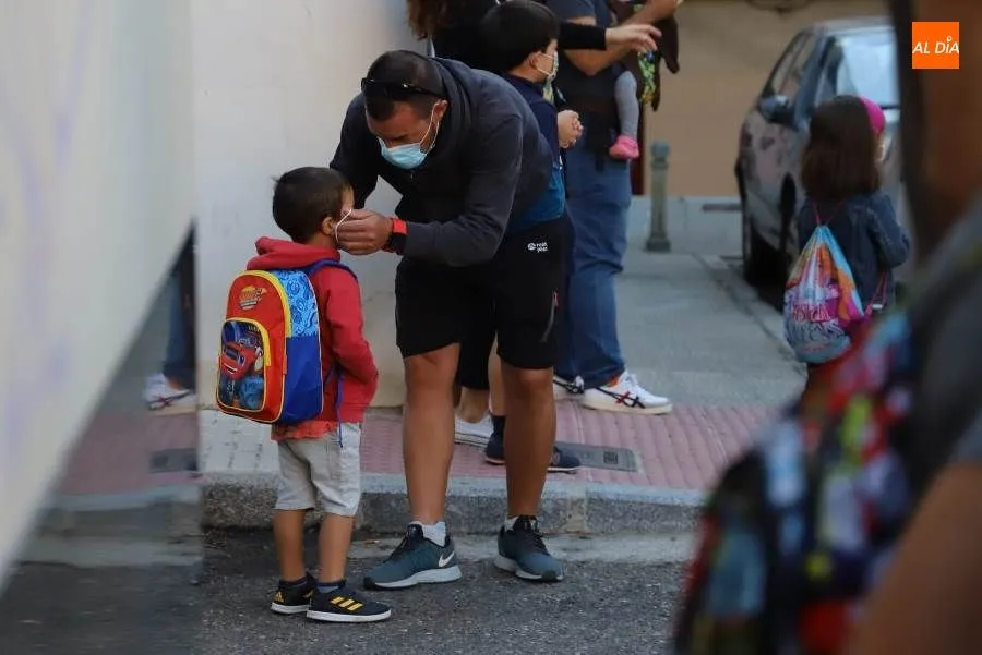 Preparativos antes de entrar en el CEIP Padre Manjón, junto al paseo de Canalejas. Foto de Lydia González