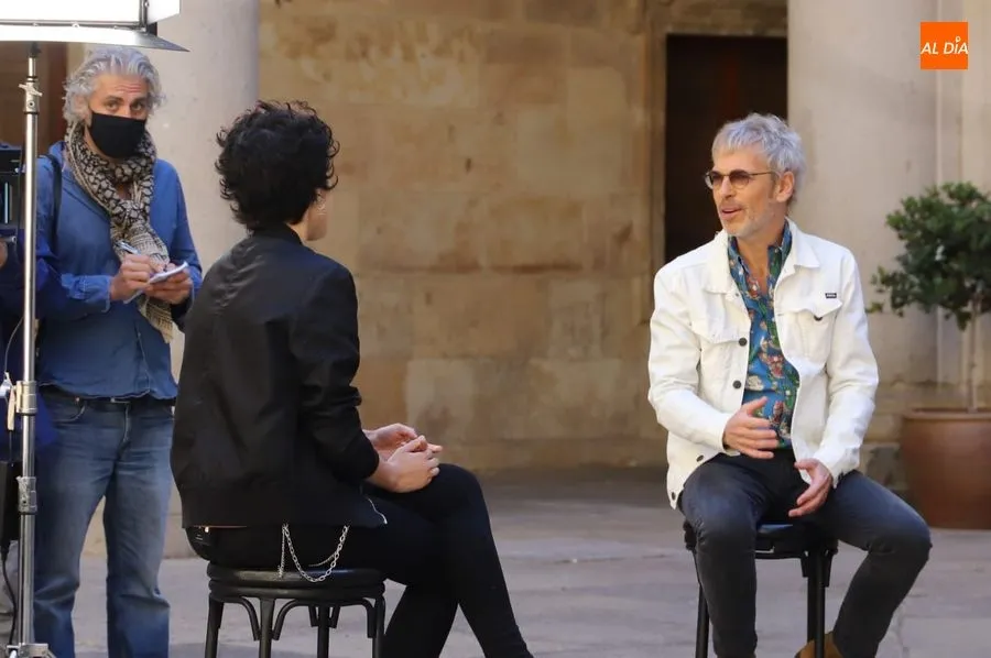 Grabación del programa de Ariel Rot en el patio del palacio de Anaya. Foto de Lydia González