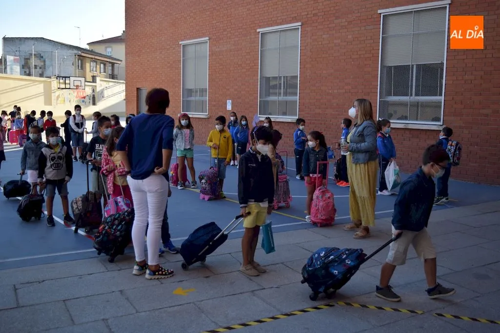 La entrada a las aulas se realizó de forma escalonada / Pedro Zaballos