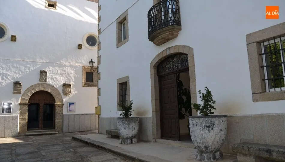 Vista del exterior del santuario de la Virgen del Castañar y la congregación de Padres Teatinos