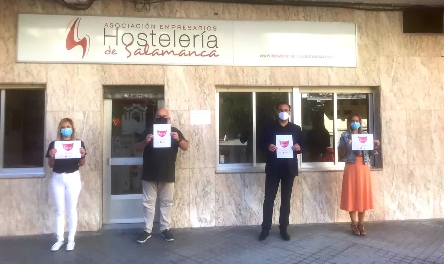 Representantes de la Asociación de Empresarios de Hostelería de Salamanca, que se sumaban a esta movilización
