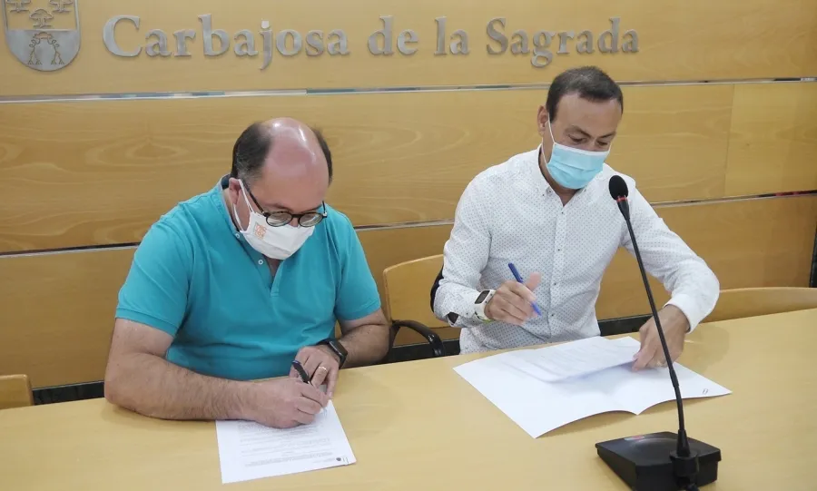 El alcalde de Carbajosa, Pedro Samuel Martín, y el presidente de Proyecto Hombre, Manuel Muiños, han firmado el convenio de colaboración
