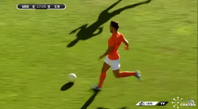Foto 3 - &Uacute;nicamente un gol fantasma y un penalty hacen caer al Ciudad Rodrigo en su visita al Helm&aacute;ntico  