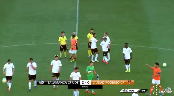 Foto 2 - &Uacute;nicamente un gol fantasma y un penalty hacen caer al Ciudad Rodrigo en su visita al Helm&aacute;ntico  
