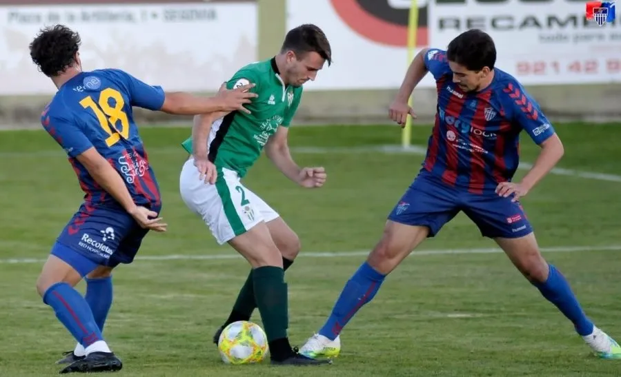 Una de las jugadas del amistoso entre la Segoviana y el Guijuelo. Foto Gimnástica Segoviana