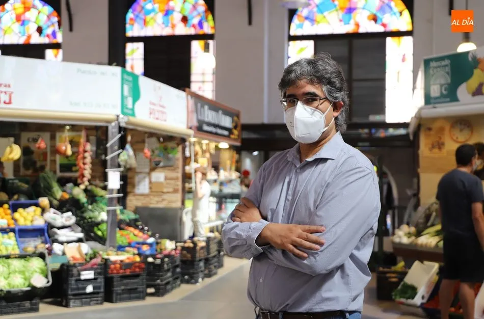 Víctor Chimpén, en el Mercado Central de Salamanca. Fotos: Lydia González
