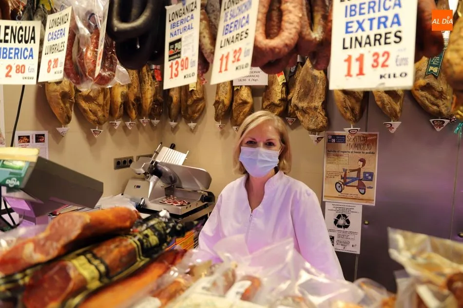 Mercedes Turrión, en el puesto de la Carnicería Javier Vicente del Mercado Central. Foto: Lydia González