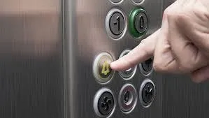 Al entrar en el ascensor, hacerlo con mascarilla