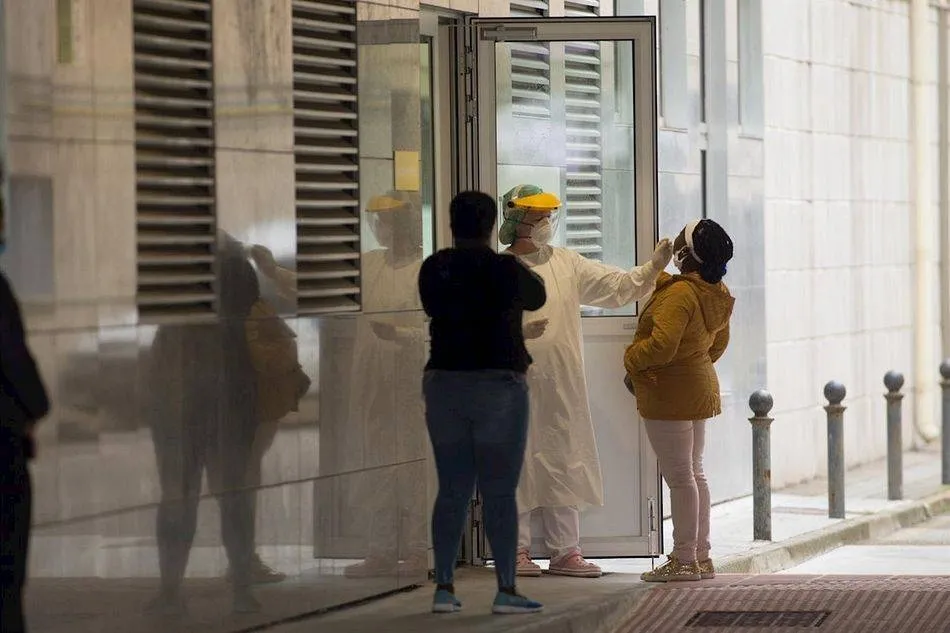 Toma de temperatura a la entrada de un centro sanitario