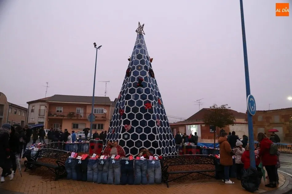 Árbol construido a base de pantalones vaqueros en 2019. / Víctor Sánchez
