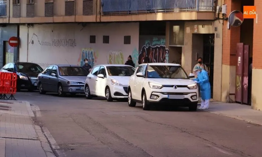 Pruebas PCR junto al centro de salud de la Alamedilla. Foto de Lydia González