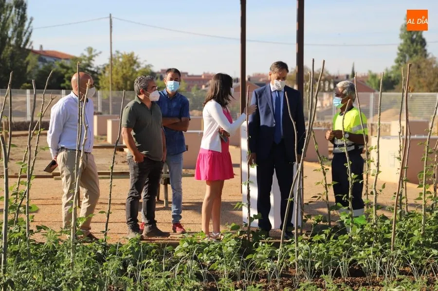 El alcalde de Salamanca, Carlos García Carbayo, en su visita a las obras de los huertos urbanos ecológicos junto a Salas Bajas. Foto de Lydia González