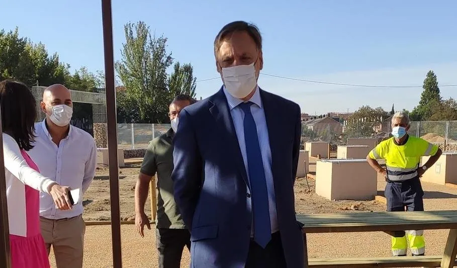 Carlos García Carbayo, alcalde de Salamanca, en su visita a los huertos ecológicos de Chamberí. Foto EP