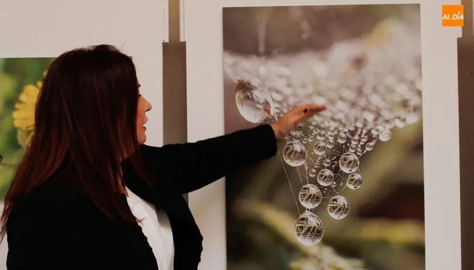 Neli Martín junto a una de las fotografías de esta exposición