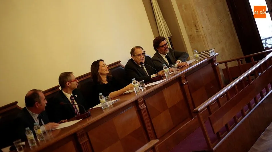 Ángel Marcos de Dios, segundo por la derecha (en un acto de 2018), fue uno de los principales impulsores de los estudios de lengua y cultura portuguesas en el medio académico