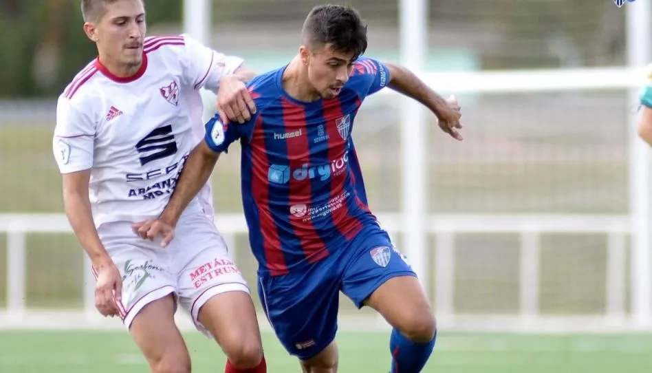Javi Borrego en un partido con la Segoviana, donde jugó cedido la campaña anterior. Foto Gimnástica Segoviana