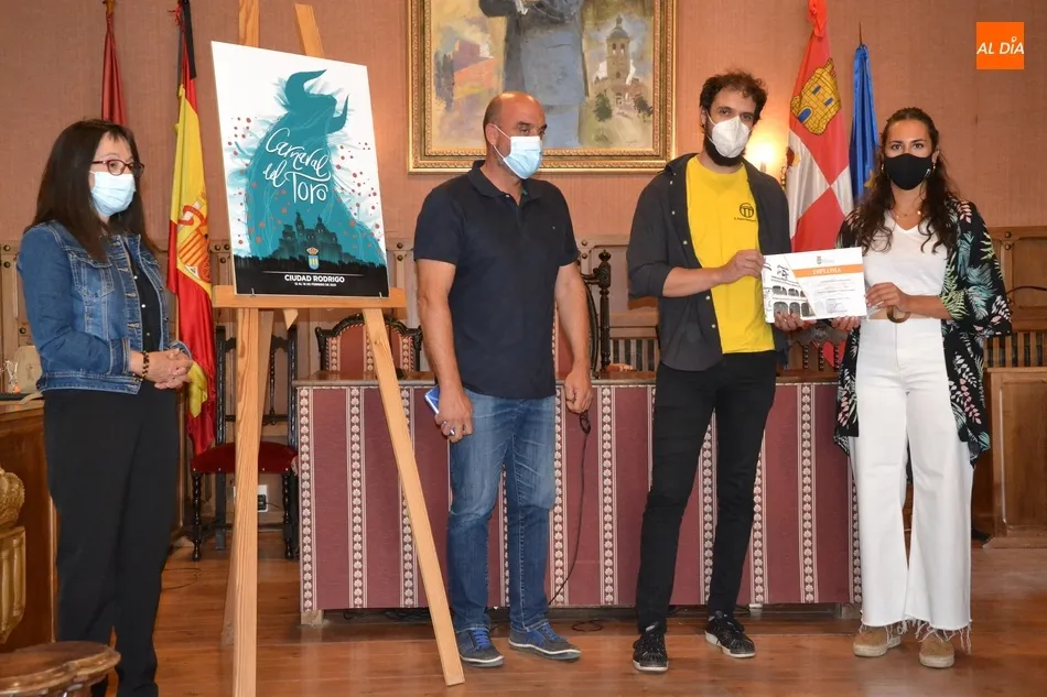 Entregado el premio del Cartel del Carnaval 2021, que se está preparando al 50% del ritmo...