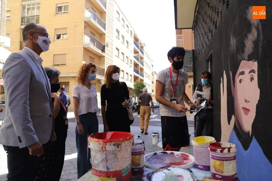 Visita de Luis Fuentes, presidente de las Cortes de Castilla y León, a los artistas de este certamen. Foto Lydia González