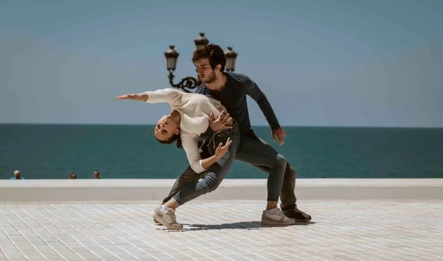 El espectáculo de danza “El Pequeño lago de los cisnes”, dirigido para todos los públicos, se representará a las diez de la noche en el Patio Chico, sin público