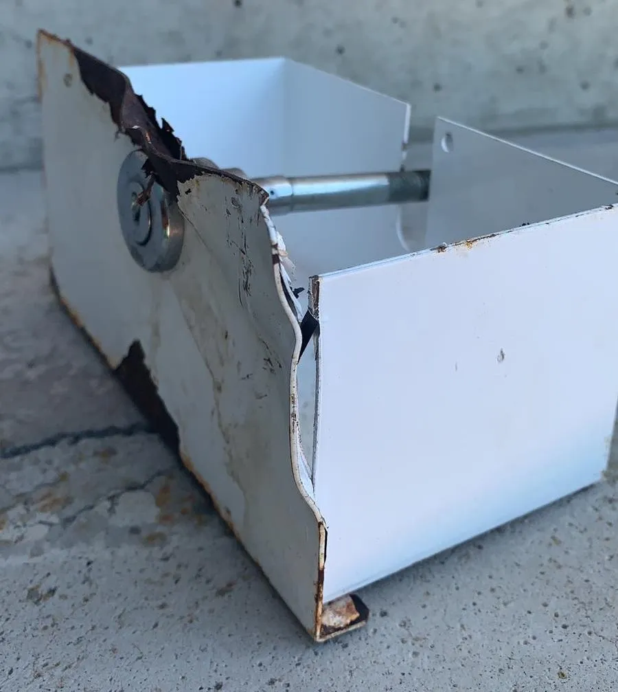 Los vándalos dejan sin luz el frontón descubierto del Valle de San Martín  