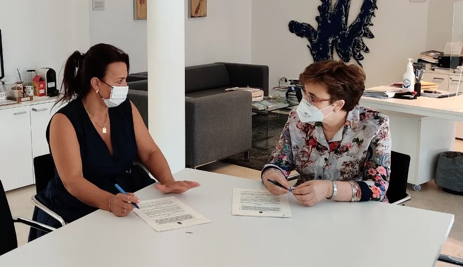 La concejal de Bienestar Social, Cruz Gacho, y la directora del Centro, Rosario Álvarez, han rubricado el acuerdo que se prorrogará un año más