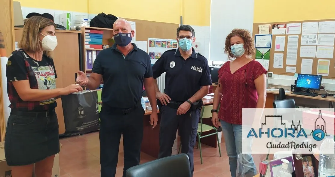 La Policía Local lleva mascarillas a los alumnos de Educación Infantil de los colegios  