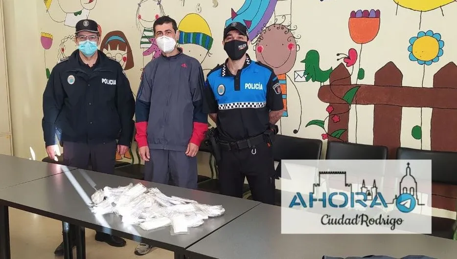 Foto 4 - La Polic&iacute;a Local lleva mascarillas a los alumnos de Educaci&oacute;n Infantil de los colegios  