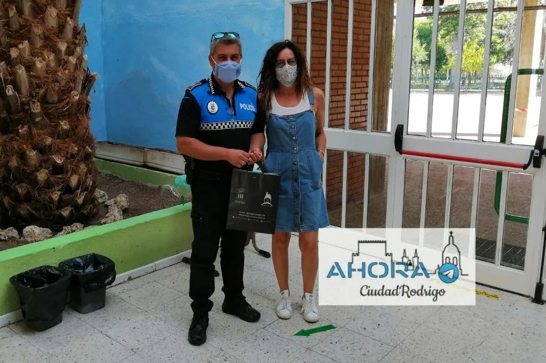 Foto 2 - La Polic&iacute;a Local lleva mascarillas a los alumnos de Educaci&oacute;n Infantil de los colegios  