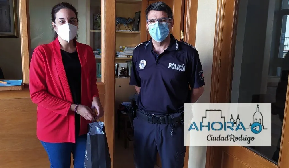 Foto 3 - La Polic&iacute;a Local lleva mascarillas a los alumnos de Educaci&oacute;n Infantil de los colegios  
