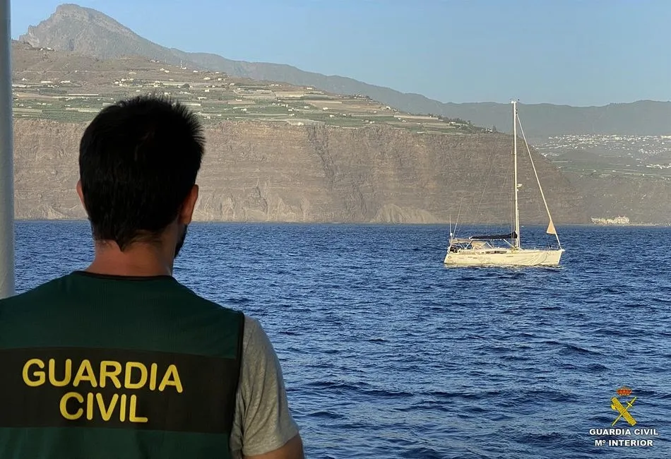 La Guardia Civil intercepta un velero con droga en la ruta africana - GUARDIA CIVIL