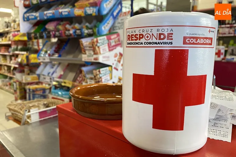 Cruz Roja en Peñaranda reparte huchas por diferentes establecimientos y negocios dentro de su renovada campaña del Día de la Banderita