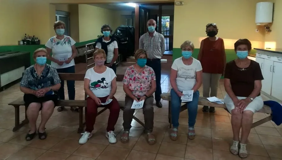 Alejandro Romero, alcalde de Valdesangil y Emma Kunst, animadora comunitaria del CEAS de Béjar junto a las participantes en el programa Depende de ti