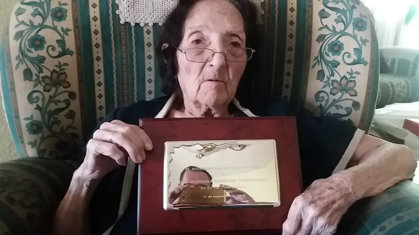 Foto 2 - Manuela Barbero Tard&aacute;guila es homenajeada por Babilafuente a sus 100 a&ntilde;os  