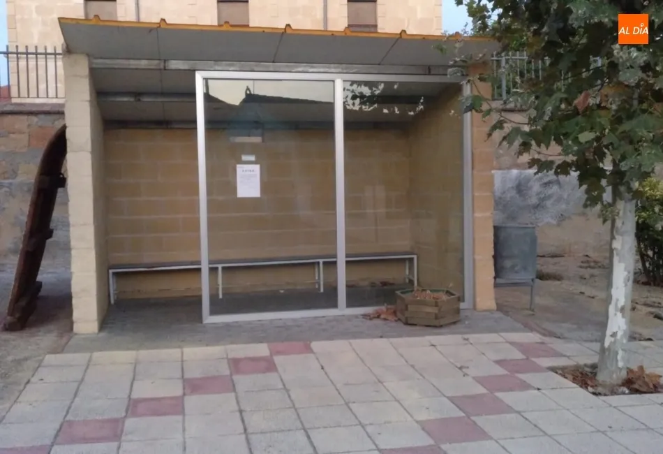 Parada de bus en Aldearrubia con el anuncio publicado por la empresa. / Marisa González Serrano