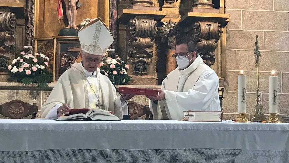 El obispo, Jesús García Burillo, junto con el nuevo párroco de Vilvestre, Miguel Ángel García / FOTOS: DIÓCESIS DE CIUDAD RODRIGO